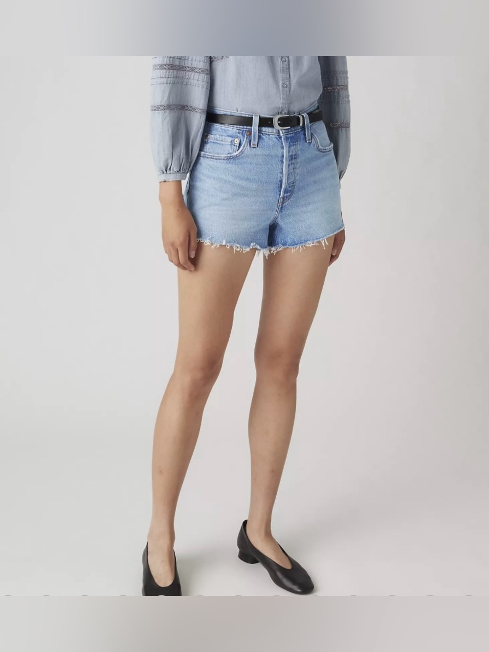 Levi’s High Rise Light Wash Frayed Hem Shorts - Size 28